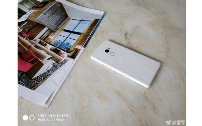 Xiaomi Mi Mix 2 в белом цвете и керамическим корпусом